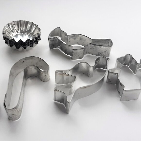 VTG Tin Metal Cookie Cutters Farmhouse Christmas Lot of 20 Tart Tins Soldered - Picture 14 of 15